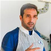 Profesor de cocina imparte clases a diferentes niveles y grupos